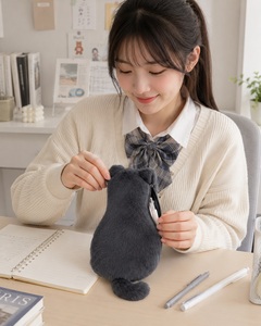 Estuche de Lápices de Felpa con Forma de Gato, Bolsa de Poliéster con Cierre, Portátil, de Gran Capacidad para la Escuela o Viajes, Bonito Regalo de Papelería de Felpa - Product Image 6