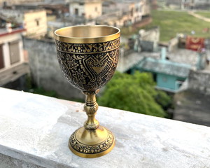 Gobelet en laiton doré, design floral gravé, coupe à vin sur pied, tasse à boire vintage en laiton, vaisselle traditionnelle en métal pour la maison - Product Image 2