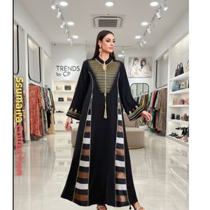 Tendencias 2026 de Cp Premium: Vestido de Noche Modesto con Bordado y Paneles en Contraste, Patrón Geométrico, Silueta en A y Cuello en V - Product Image 2