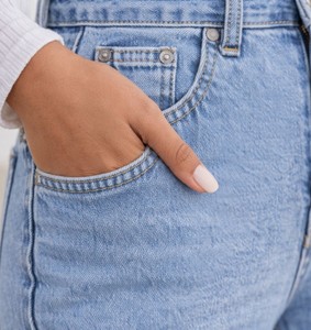 Fournisseur en gros de jeans pour femmes, taille mi-haute, coupe droite, jambe large, délavage clair, longueur intégrale, cinq poches, fermeture éclair, décontracté, écologique - Product Image 2