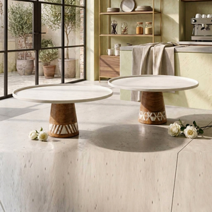 Support à gâteau sur piétement en métal et bois de manguier, fait main, avec détails en nacre, idéal pour un service et une présentation élégants sur table. - Product Image 1