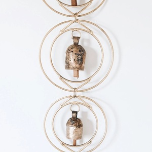 Carillon éolien décoratif en métal avec cadres ronds superposés et quatre clochettes suspendues pour patio, jardin et décoration intérieure - Product Image 3