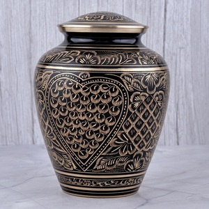 Urne funéraire pour adultes en laiton, motifs floraux et géométriques noirs et dorés, surface brillante, pour cendres humaines - Product Image 5