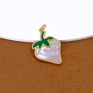 Bonito colgante de fresa de verano dorado con esmalte verde Incrustaciones de nácar accesorio de joyería de latón para collar - Product Image 3