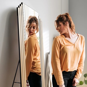 Miroir sur pied sans cadre au design minimaliste, idéal pour les intérieurs esthétiques, la salle de bain, la chambre, l'entrée et la décoration élégante de la maison - Product Image 2