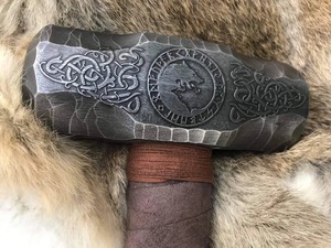 Marteau à griffes de loup Viking, face octogonale, gravé à la main, poignée en bois côtelée, 20 pouces, style 2, avec revêtement antidérapant - Product Image 3