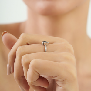 Bague minimaliste en argent sterling 925 pour femme, saphir bleu naturel taille ovale serti à la main - Product Image 4