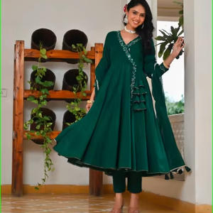 Conjunto de Kurta y Dupatta Mul Angrakha en Verde Botella - Product Image 1