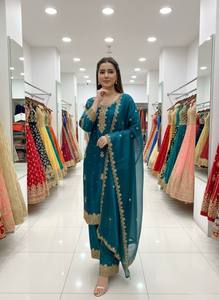 ชุดซิมมี่ ชู ซิลค์ ซาลวาร์ คามีซ ปักลายด้วยลูกปัดและเลื่อม พร้อมชุดชั้นในไมโครเข้าชุด กางเกงพลลาโซ และผ้าคลุมไหล่ ชุดสำหรับผู้หญิงสไตล์ชาติพันธุ์ - Product Image 5