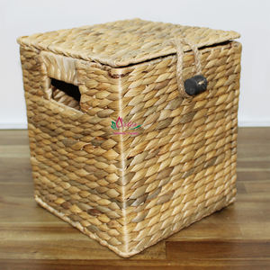 Caja de Almacenamiento de Pañuelos Artesanal de Jacinto de Agua y Hierba Marina, Hecha a Mano en Vietnam por la Fábrica Artex Dong Thap - Product Image 1