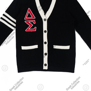 Cárdigan de punto negro con bordado jacquard personalizado para mujer de la hermandad DST, letras griegas Delta rojas, cuello en V, estilo preppy, ribete varsity. - Product Image 5