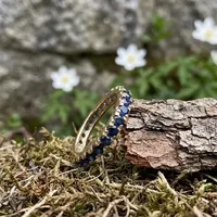 Élégante bague demi-éternité en saphir bleu cultivé en laboratoire en or jaune 14 carats pour femmes et jeunes filles