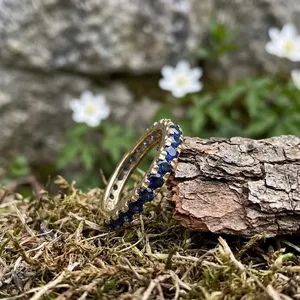 Elegante Anillo de Media Eternidad con Zafiro Azul Cultivado en Laboratorio en Oro Amarillo de 14k para Mujeres y Niñas - Product Image 4
