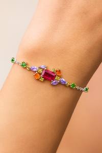 Bracelet vintage en argent sterling multi-breloques, conçu pour une élégance antique, harmonie de couleurs riches, luxe intemporel, qualité supérieure - Product Image 2