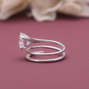 Bague de fiançailles solitaire moderne en or blanc/rose et or jaune 14 carats avec diamant de laboratoire certifié IGI, taille coussin, serti en spirale - Product Image 6
