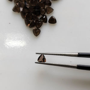 Cuarzo Ahumado Natural de 4MM con Corte Trillón, Gema Suelta de la Mejor Calidad para la Fabricación de Joyas - Product Image 1