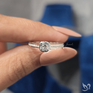 Anillo de compromiso romántico y delicado de oro blanco de 10k con diamante de laboratorio de 0.5CT con corte cojín y engaste de bisel con banda de canal. - Product Image 5