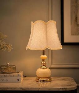 Lámpara de Mesa de Cerámica Tradicional con Pantalla de Tela Beige, Forma Empire, Luz Cálida, Uso Residencial - Product Image 1