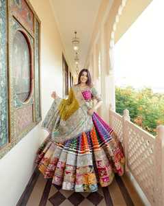 Ensemble de vêtements de fête tendance en coton mousseline, imprimé numérique et orné de miroirs, comprenant un lehenga et un choli en toile Patta avec un dupatta en dentelle brodée à la main. - Product Image 3