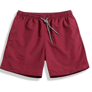 Shorts de sport pour homme à imprimé géométrique rouge avec empiècements latéraux noirs, taille à cordon de serrage, séchage rapide, polyester/coton, poches zippées - Product Image 3