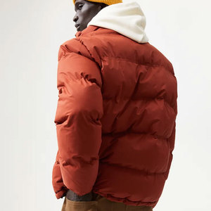 Chaqueta acolchada de moda para hombre, diseñada para brindar calidez como una auténtica chaqueta de invierno. - Product Image 2