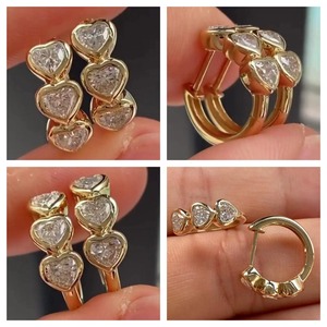 Boucles d'oreilles Huggie en or jaune avec moissanite taille cœur, serties clos, bijoux romantiques pour femme, pour mariage - Product Image 4