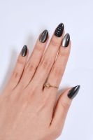 Uñas Postizas Metálicas Negras Personalizadas Helios, Diseño 3D con Cuentas, Estampado Dorado, Forma Almendrada, Tamaño Mediano 24