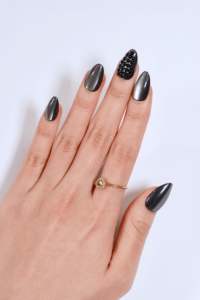 Uñas Postizas Metálicas Negras Personalizadas Helios, Diseño 3D con Cuentas, Estampado Dorado, Forma Almendrada, Venta al Por Mayor, OEM ODM - Product Image 2