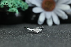 Bague de fiançailles en moissanite en forme de poire, 3 pierres, argent 925 plaqué rhodium, bague de mariage minimaliste pour femmes - Product Image 2