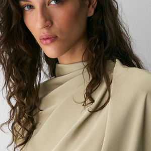 Chemisier Femme de Qualité Supérieure en Soie Satinée, Col Montant Drapé, Sans Manches, à Découpes, Style Cache-cœur, Manches Courtes Drapées - Product Image 4