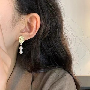 Pendientes de Aguja Plateados Retro Franceses con Perlas Barrocas Naturales de Luz Intensa para Mujer, Diseño Simple y Elegante - Product Image 1