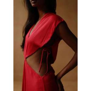 Robe longue élégante rouge à col en V profond et découpes pour femme, sans manches, pour soirée, robe de soirée, mode estivale - Product Image 3