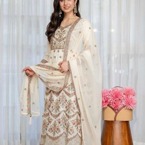 Kurti brodé de fils Zari et de sequins épais effet fleuri, avec pantalon en coton et dupatta brodée – Tenue de soirée ethnique de créateur - Product Image 4