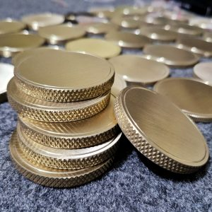 Pièces de monnaie vierges en laiton poli moderne, finition CNC à bords moletés diamantés, 40 mm x 3 mm, pour impression numérique, gravure et logo personnalisé, vente en gros - Product Image 3
