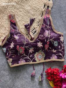 Blouse femme de qualité supérieure, dorée, ornée de fleurs et de dentelle, sans manches, rembourrée et dos fantaisie. - Product Image 2
