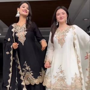 Ensemble Sharara Dupatta en Faux Georgette Vintage avec Broderie de Fil et Sequins pour Soirée - Product Image 1