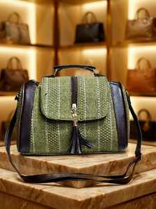 Bolso de Doctora Hecho a Mano en Tela Verde Tejida, Bolso de Lona con Textura Étnica y Borla para Mujer - Product Image 3