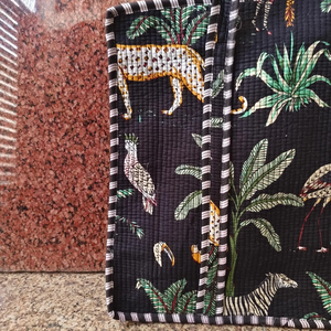 กระเป๋าโท้ทผ้าควิลท์ลายเสือดาว ม้าลาย ต้นปาล์มเขตร้อน ปิดด้วยซิป ผ้าฝ้ายเนื้อนุ่ม เย็บแบบกันธา - Product Image 2