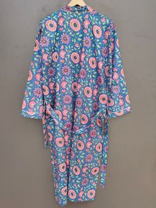 Bata de mujer con estampado floral, largo completo, manga tres cuartos, patrón azul y rosa, poliéster suave tejido, ropa de dormir informal con cinturón - Product Image 5
