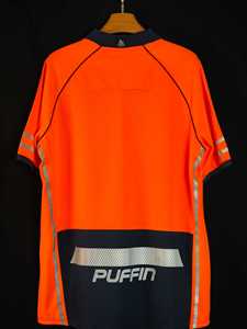 Polo de travail haute visibilité orange personnalisé pour homme PUFFIN SPORTS avec bandes réfléchissantes et poche, uniforme unisexe en polyester - Product Image 2
