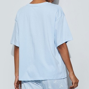 T-shirt en coton pour femme avec imprimé graphique cerise métallisé, épaules tombantes, bleu pastel clair – Fabricant de vêtements - Product Image 4