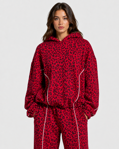 Ensemble de survêtement personnalisé pour femme avec logo, imprimé léopard rouge contrastant, sweat à capuche en polaire et pantalon de jogging décontracté oversize à jambe large - Product Image 3