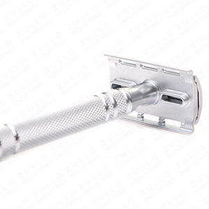 Maquinilla de Afeitar de Seguridad Premium Plateada con Cabezal de Latón y Mango Metálico para Hombre, con Opciones de Personalización de Marca - Product Image 2