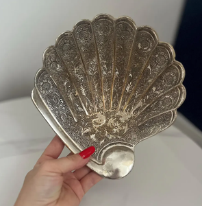 Plat de service décoratif en métal gaufré coquillage, finition argentée vintage, pour la vente en gros, accent de luxe pour la maison et la décoration de table - Product Image 1