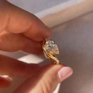 Anillo moderno con diamante de corte pera cultivado en laboratorio, banda curva, hecho a mano, solitario, oro amarillo de 14k, para mujer, regalo de boda para dama de honor - Product Image 5