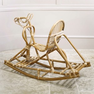 Les enfants chevauchent des animaux jouets faits à la main en rotin, des chevaux à bascule, à prix compétitif. - Product Image 3