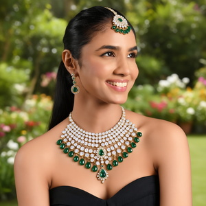 Ensemble de bijoux fantaisie plaqué or avec collier, boucles d'oreilles et maang tikka en cristal et diamants pour femmes (vert) - Product Image 3