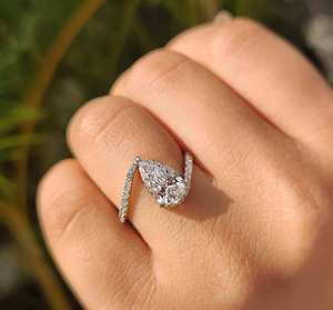 Bague solitaire de luxe en forme de poire avec diamant ouvert et bande pavée étincelante, bijoux fins pour fiançailles, mariage et cérémonies. - Product Image 1