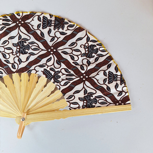 Éventail pliant artisanal indonésien en tissu batik brun à motif treillis, avec nervures en bambou naturel, cadeau culturel traditionnel, accessoire artisanal - Product Image 3
