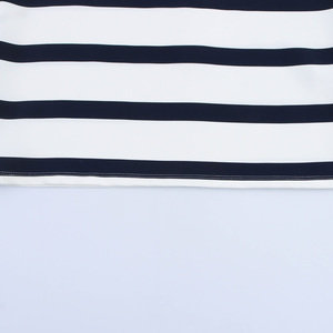 Camiseta de Mujer de Manga Corta con Estampado de Rayas en Blanco y Negro, Cuello Redondo, Estilo Casual - Product Image 4